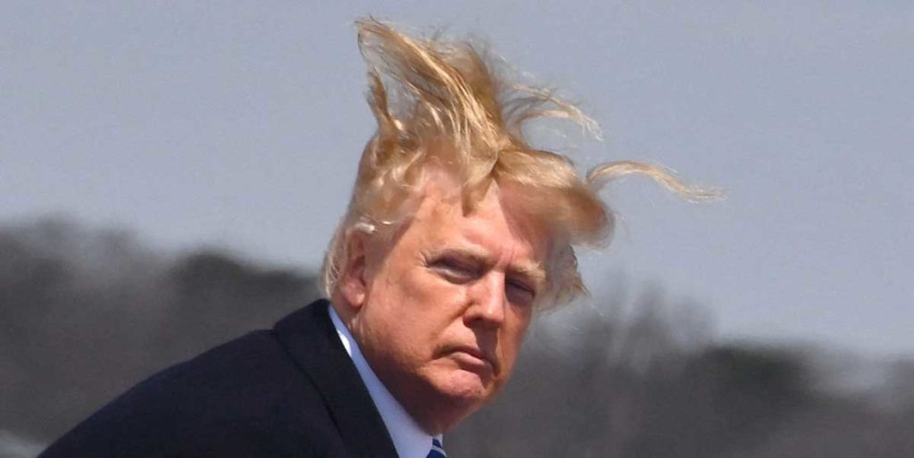 Donald Trump capelli al vento