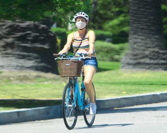 bicicletta ragazza mascherina