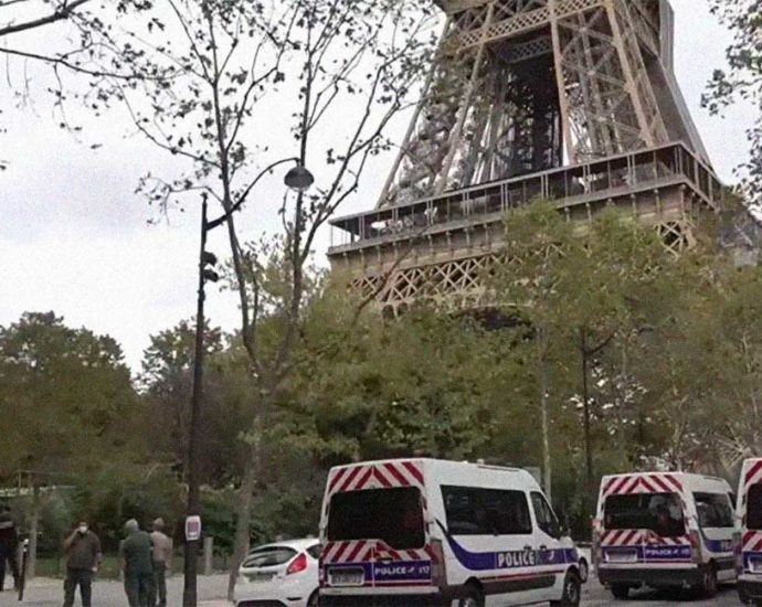 Torre Eiffel allarme bomba Parigi