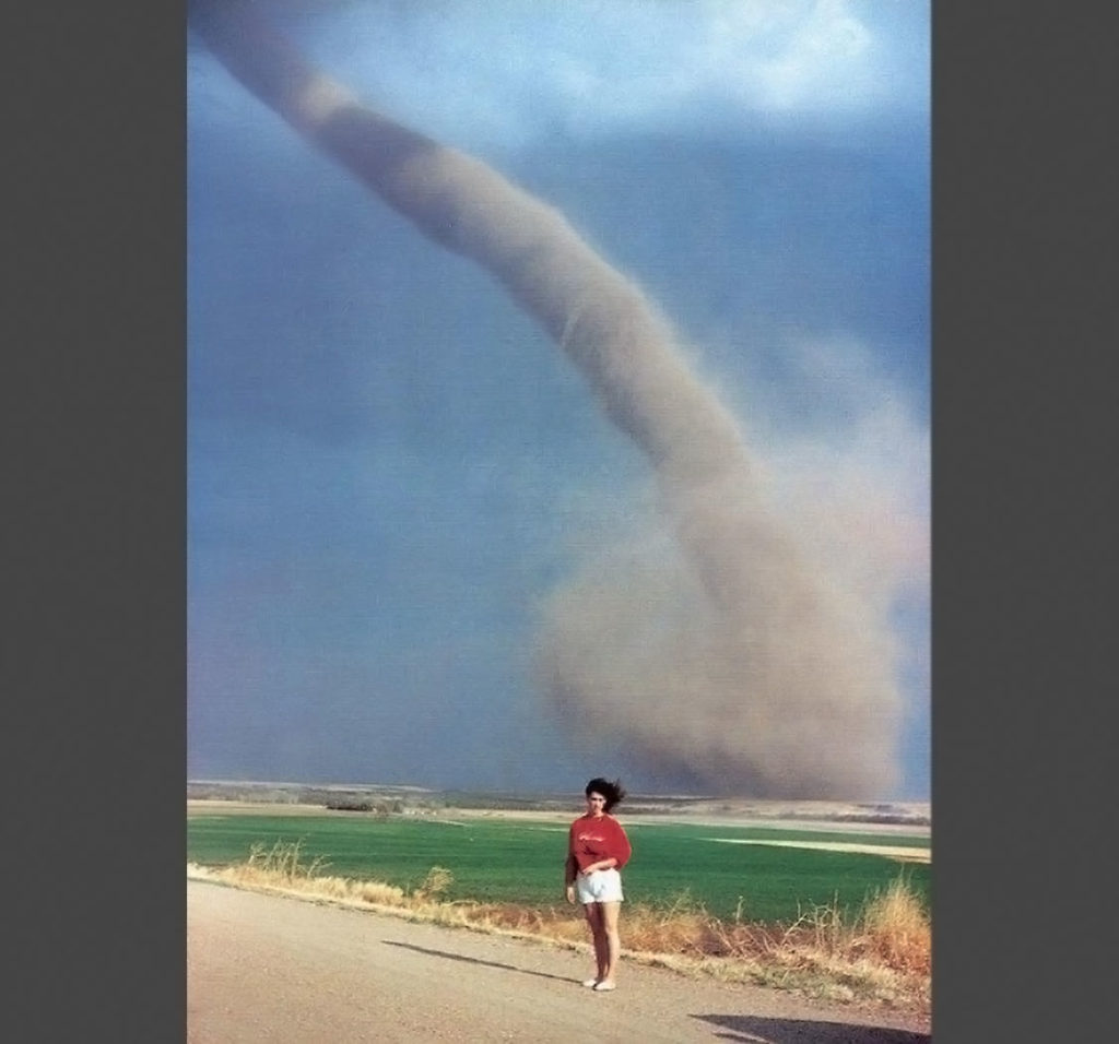 Foto con il tornado alle spalle