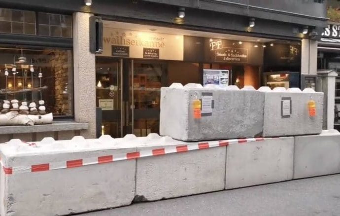 blocchi di cemento davanti ristorante svizzero