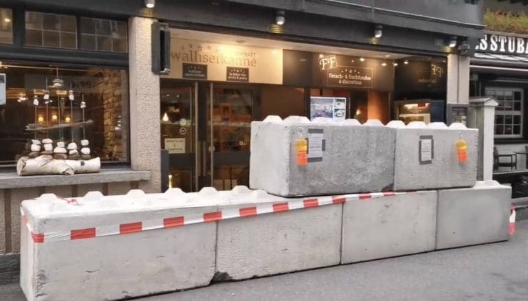 blocchi di cemento davanti ristorante svizzero