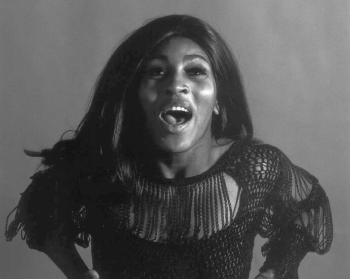 La cantante Tina Turner nel 1969. "Nel contesto dello spettacolo di oggi", scrisse un critico quell'anno, "Tina Turner deve essere la professionista più sensazionale sul palco".Credito...Archivio Jack Robinson/Hulton, tramite Getty Images