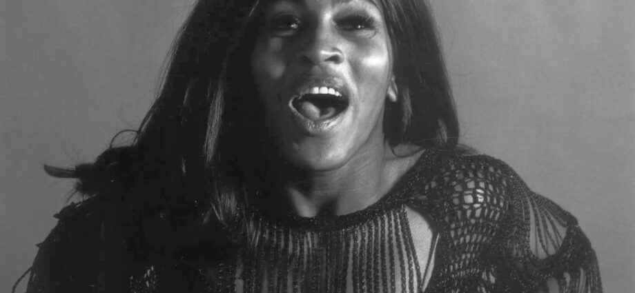 La cantante Tina Turner nel 1969. "Nel contesto dello spettacolo di oggi", scrisse un critico quell'anno, "Tina Turner deve essere la professionista più sensazionale sul palco".Credito...Archivio Jack Robinson/Hulton, tramite Getty Images