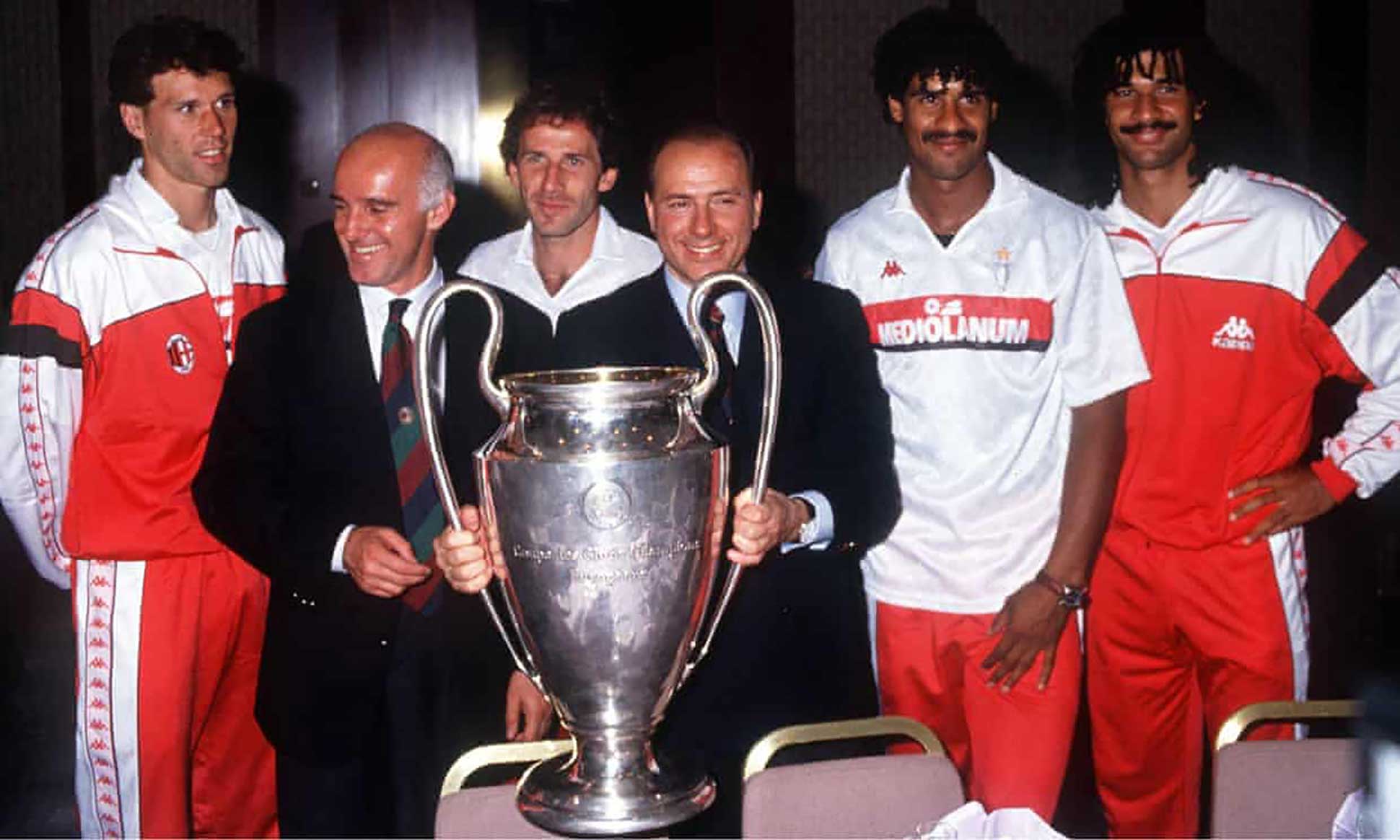 Silvio Berlusconi con Frank Rijkaard, Ruud Gullit e Marco Van Basten del Milan nel 1990 con la Coppa dei Campioni. Fotografia: Imago/Shutterstock