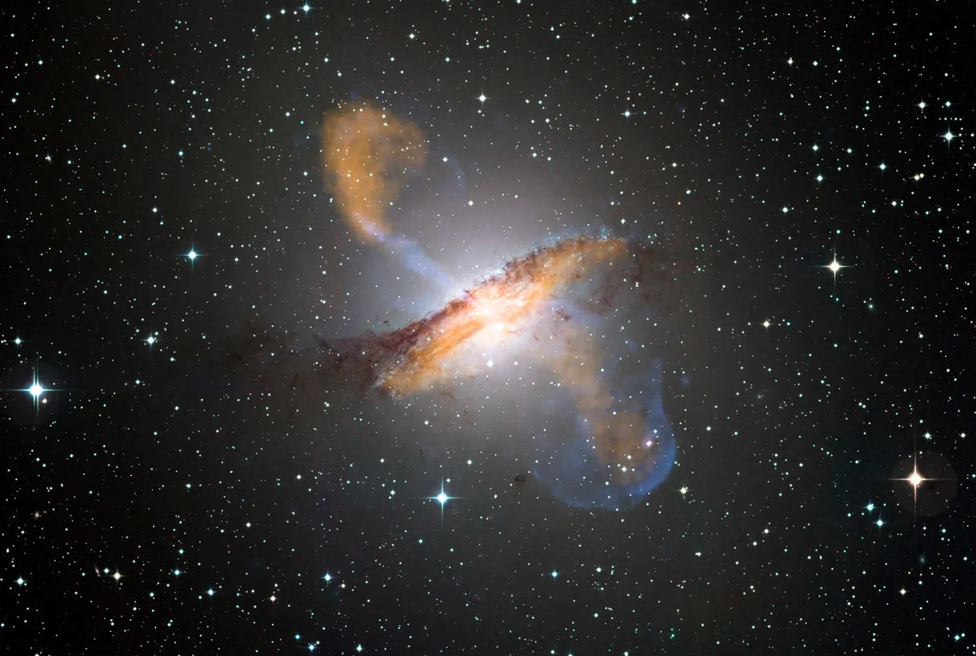 Immagine composita dei getti provenienti dal buco nero centrale nella galassia attiva Centaurus A. (Credito: ESO )
