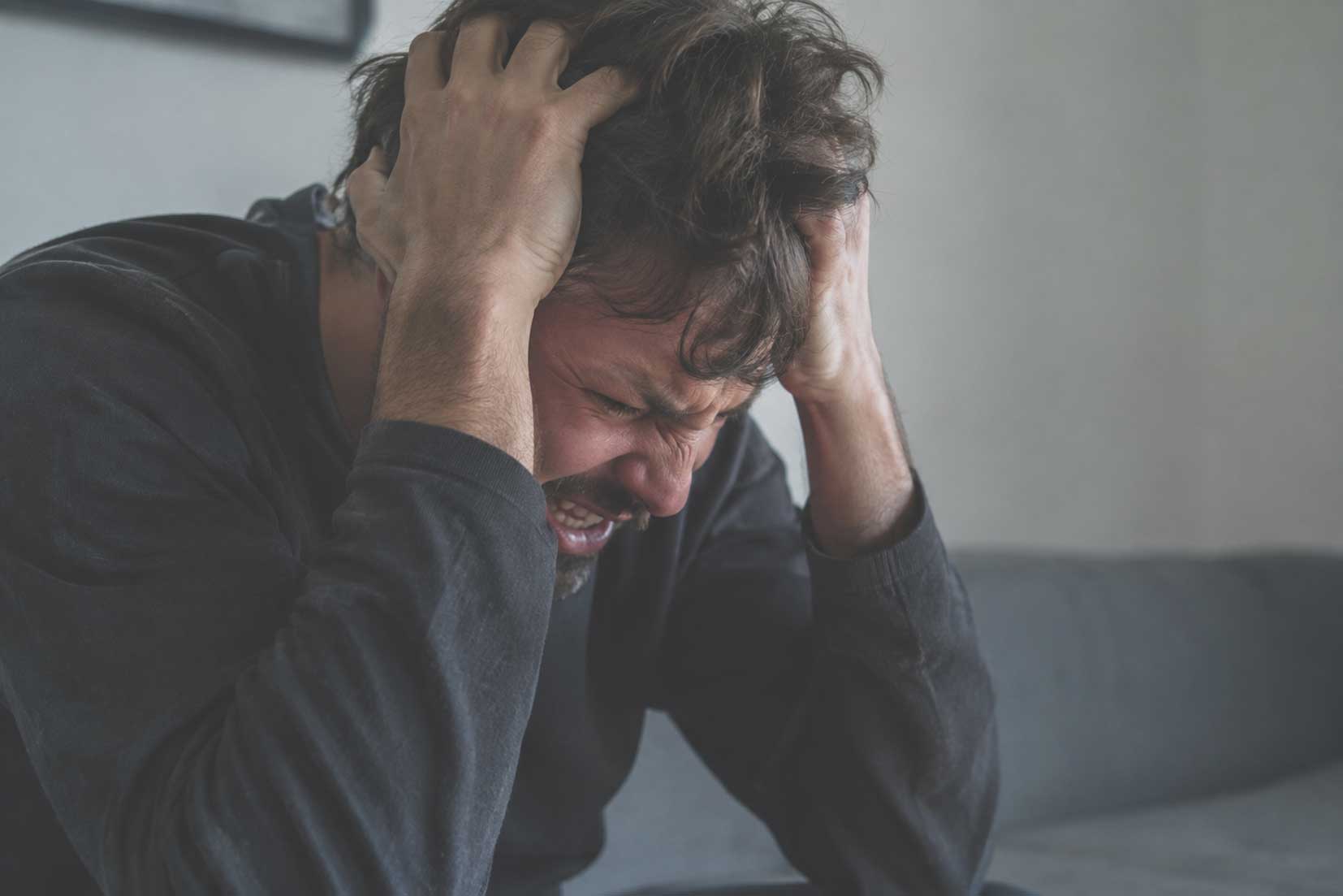 uomo disperato pieno di debiti e incapiente